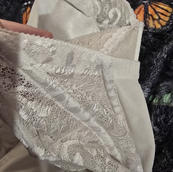 Elegant Lace Bustier in White - Picture 6 of 7